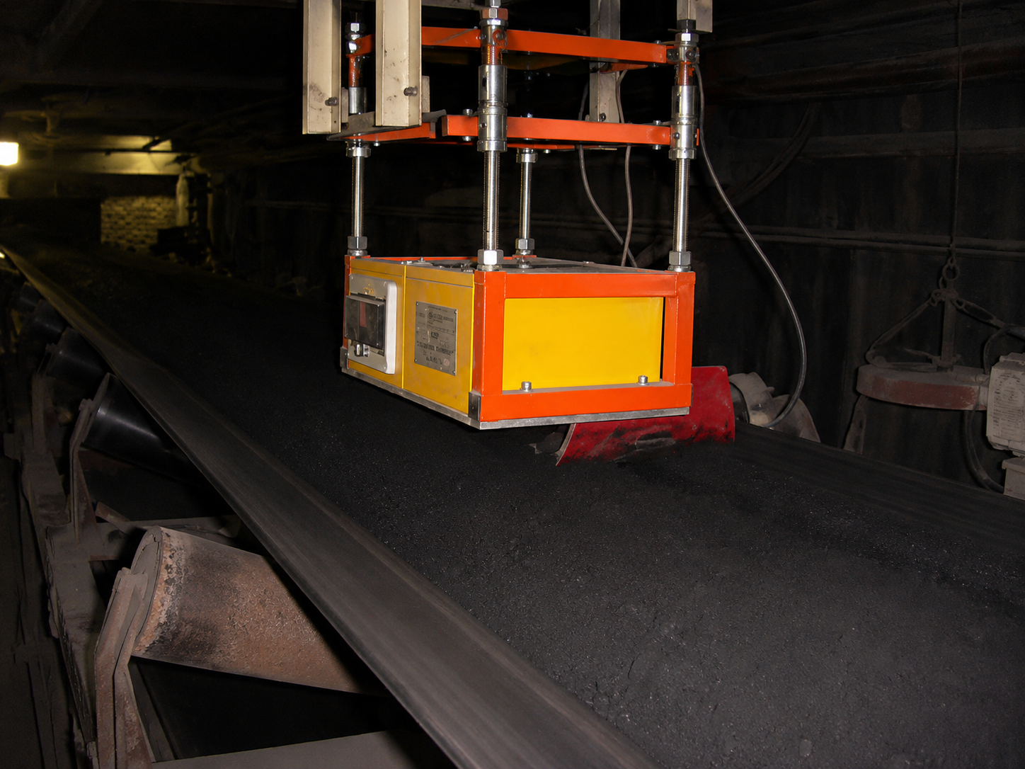 CON-X XRF Analyzer mounted on conveyor belt