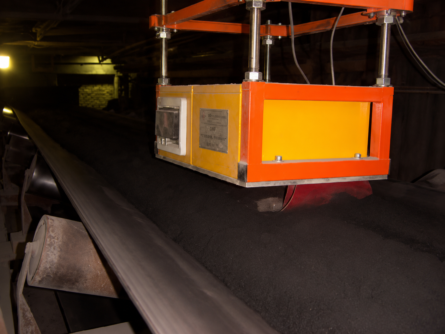 CON-X XRF Analyzer in operation on conveyor